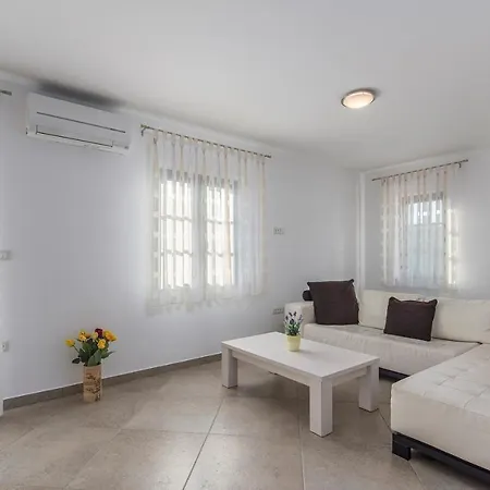 Βίλα Spacious Nikka With Beautiful Garden And Pool Ladici
