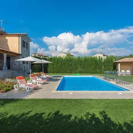 Spacious Nikka With Beautiful Garden And Pool Βίλα