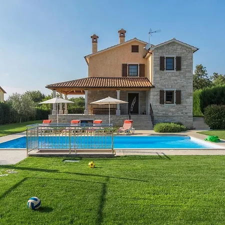 Spacious Nikka With Beautiful Garden And Pool Βίλα *