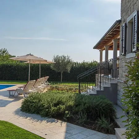 Spacious Nikka With Beautiful Garden And Pool Βίλα *