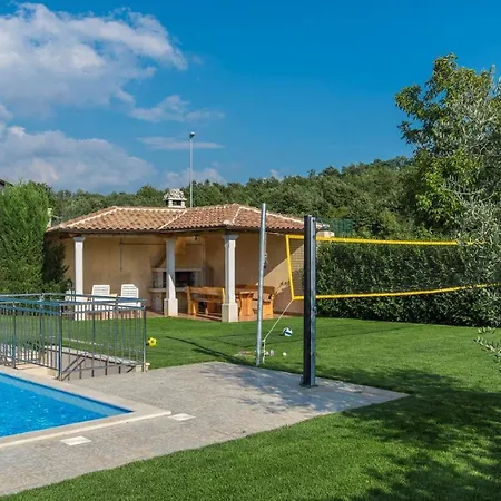 Spacious Nikka With Beautiful Garden And Pool Villa Ladici