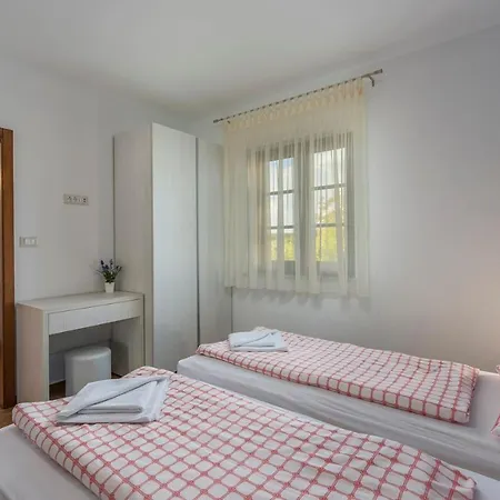 Spacious Nikka With Beautiful Garden And Pool Villa Ladici