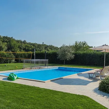 Spacious Nikka With Beautiful Garden And Pool