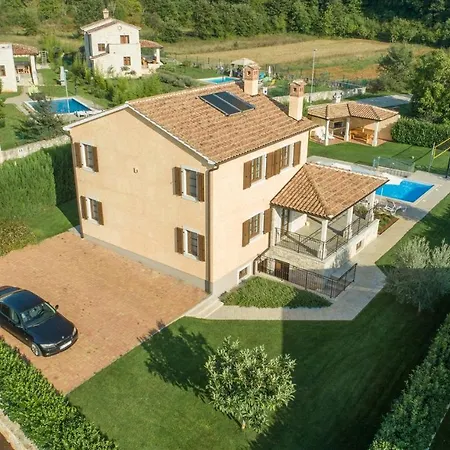 Spacious Nikka With Beautiful Garden And Pool