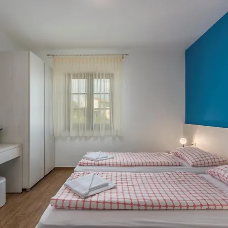 Spacious Nikka With Beautiful Garden And Pool Ladici