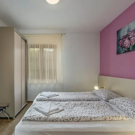 Villa Spacious Nikka With Beautiful Garden And Pool