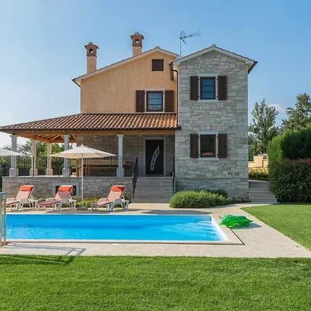 Villa Spacious Nikka With Beautiful Garden And Pool Ladici