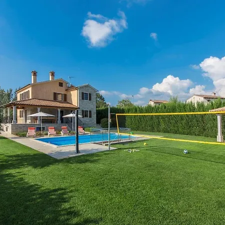 Villa Spacious Nikka With Beautiful Garden And Pool *