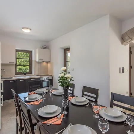 Spacious Nikka With Beautiful Garden And Pool Ladici