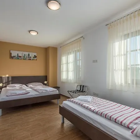 Spacious Nikka With Beautiful Garden And Pool Villa Ladici