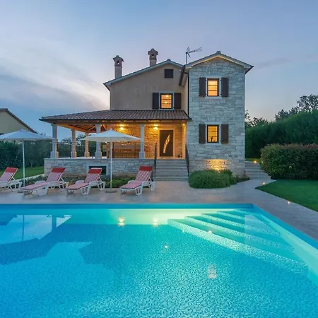 Spacious Nikka With Beautiful Garden And Pool Villa Ladici