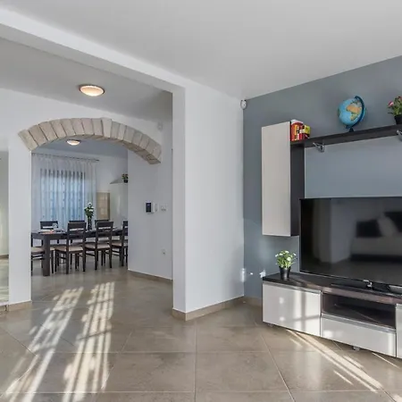 Spacious Nikka With Beautiful Garden And Pool Villa Ladici