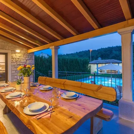 Villa Spacious Nikka With Beautiful Garden And Pool