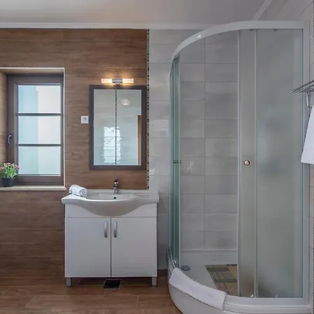 Spacious Nikka With Beautiful Garden And Pool Ladici