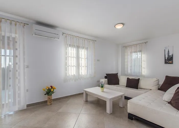 Villa Spacious Nikka With Beautiful Garden And Pool Ladici