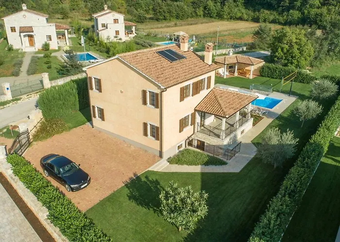 Spacious Nikka With Beautiful Garden And Pool
