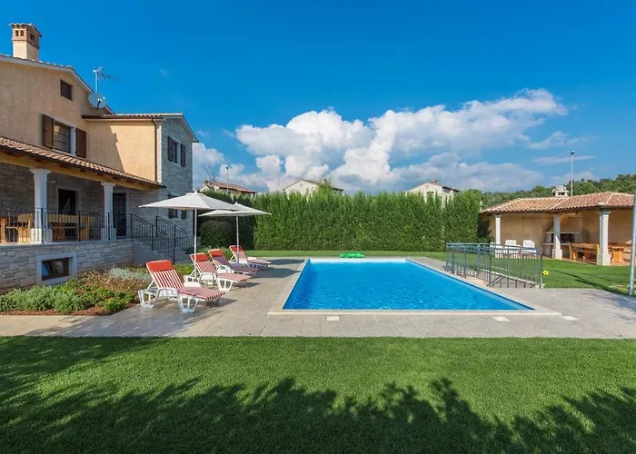 Spacious Nikka With Beautiful Garden And Pool Villa