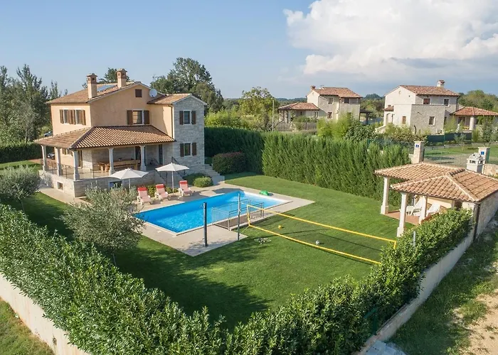 Villa Spacious Nikka With Beautiful Garden And Pool Ladici