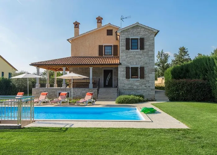Villa Spacious Nikka With Beautiful Garden And Pool Ladici