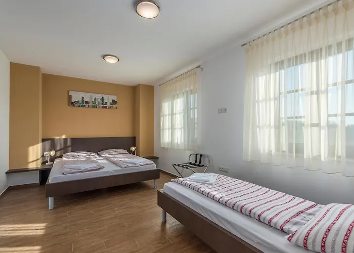 Spacious Nikka With Beautiful Garden And Pool Villa Ladici