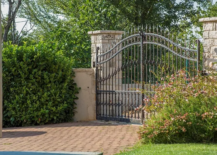 Villa Spacious Nikka With Beautiful Garden And Pool *