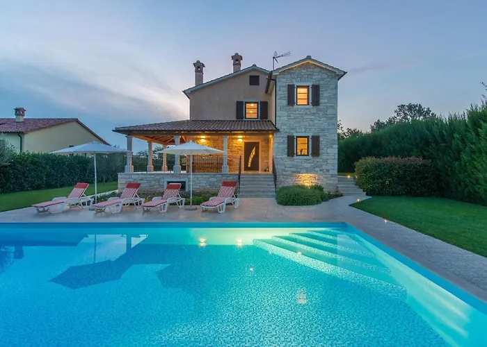Spacious Nikka With Beautiful Garden And Pool Villa Ladici