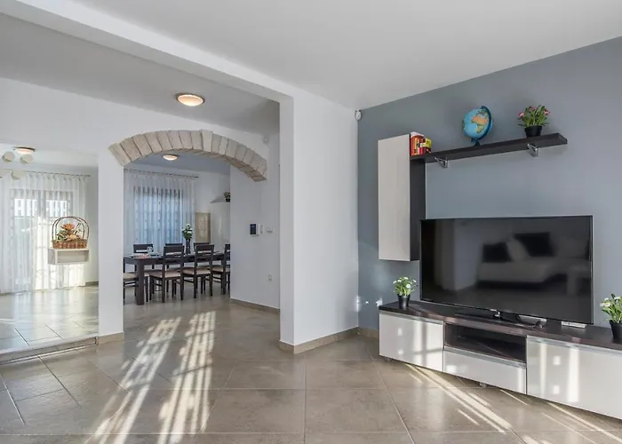 Spacious Nikka With Beautiful Garden And Pool Villa Ladici